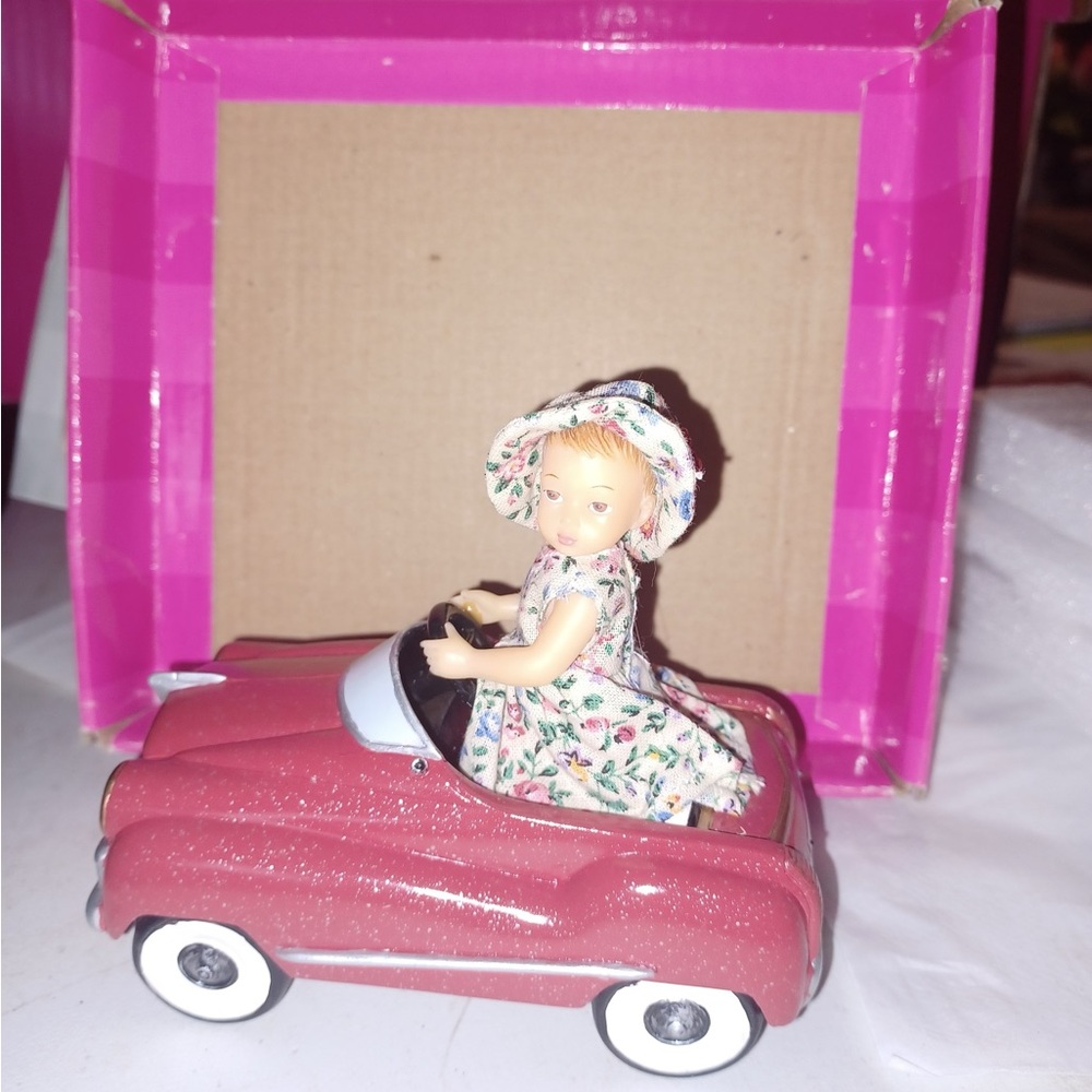 Collectible Car figurine “cruising”